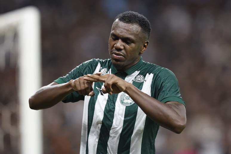 Jacy do Coritiba, comemora gol contra o Corinthians. 