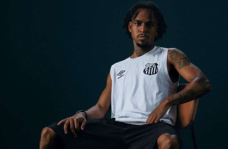 Santos apresenta novo uniforme para a temporada &ndash;