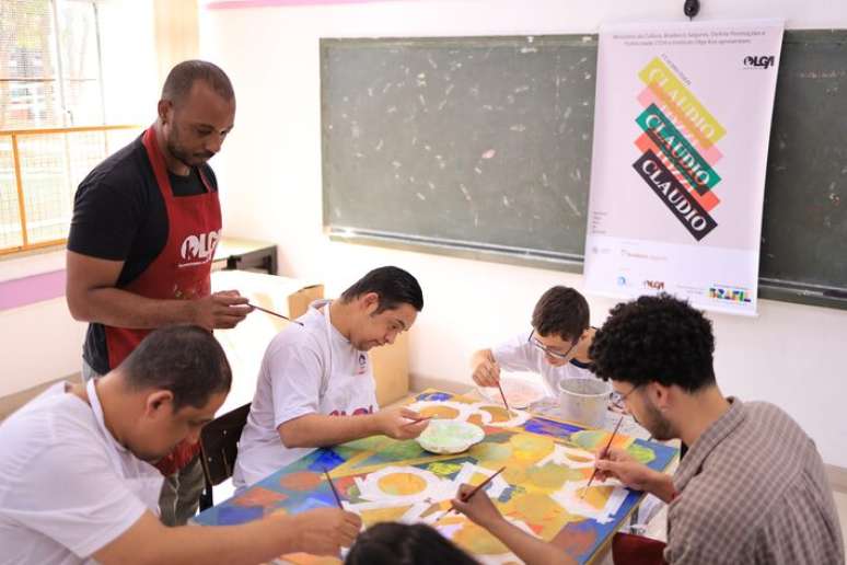 Exposi&ccedil;&atilde;o re&uacute;ne obras de Claudio Tozzi e de alunos do Instituto Olga Kos.