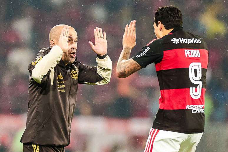Pedro comemora gol com Leonardo Jardim; Flamengo leva a melhor sobre o Cruzeiro &ndash;
