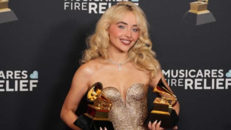 సబ్రినా కార్పెంటర్ తన రెండు గ్రామీలను కలిగి ఉంది