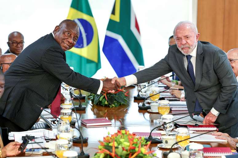 'Queremos repensar o papel da explora&ccedil;&atilde;o dos recursos naturais e fortalecer as cadeias produtivas dos nossos territ&oacute;rios', disse Lula durante visita do presidente da &Aacute;frica do Sul, Cyril Ramaphosa (&agrave; esq.)