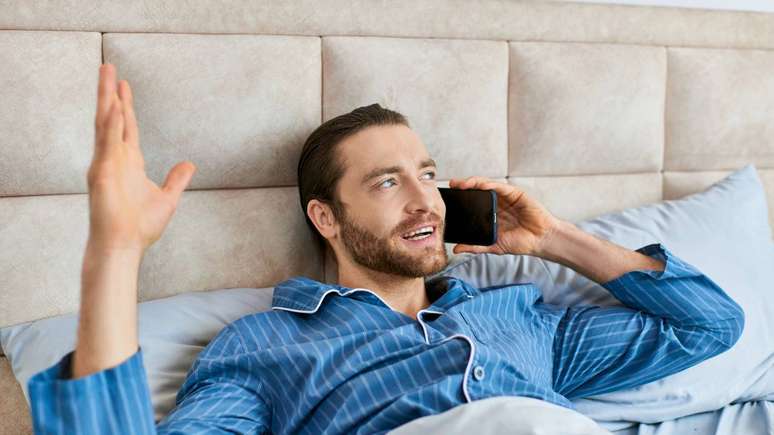 Celular na cama &ndash; depositphotos.com / pheung56