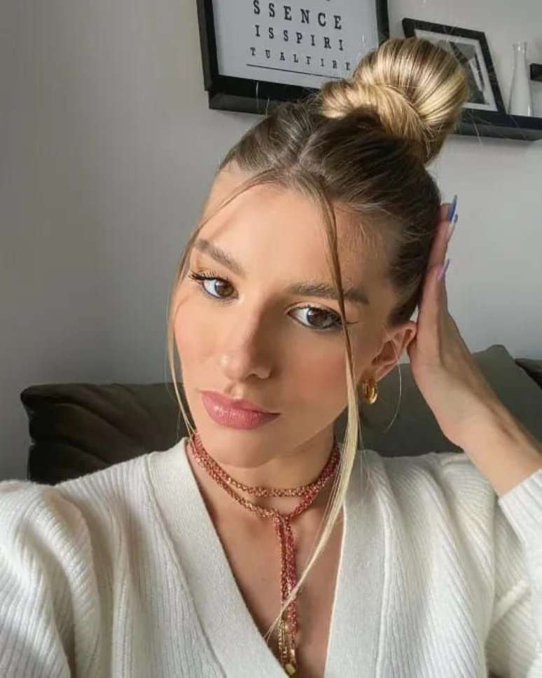 సొగసైన బన్: ఈ క్షణం యొక్క ఆచరణాత్మక మరియు చిక్ బన్