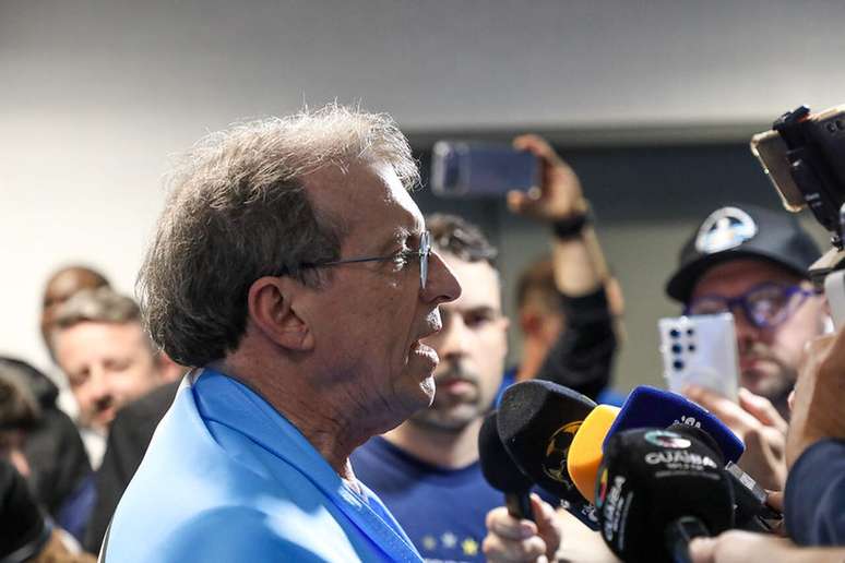 Odorico Roman, presidente do Gr&ecirc;mio, conversando com a imprensa &ndash;