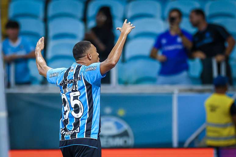 Carlos Vinicius abriu o placar para o Gr&ecirc;mio 