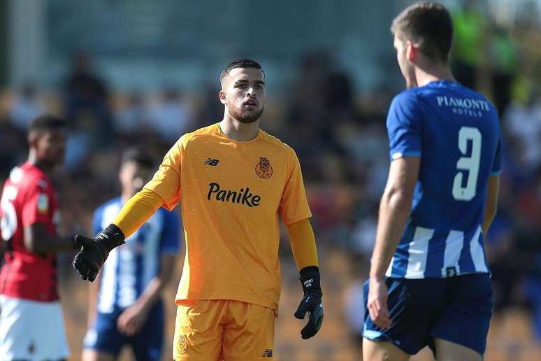 పోర్టో B జట్టు మ్యాచ్ సందర్భంగా ఆర్చర్ -