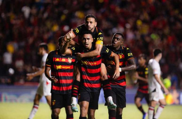 మార్సెలో అజుల్ అనాపోలిస్ (GO)కి వ్యతిరేకంగా క్రీడా వర్గీకరణలో తన లక్ష్యాన్ని జరుపుకున్నాడు -