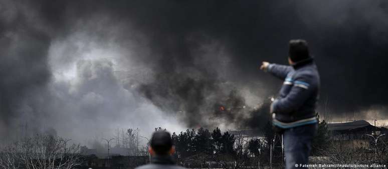 చమురు కేంద్రాల వద్ద పేలుళ్ల కారణంగా ఇరాన్‌లో విషపూరితమైన పొగ మరియు నల్లటి వర్షం మేఘాలు ఏర్పడతాయి