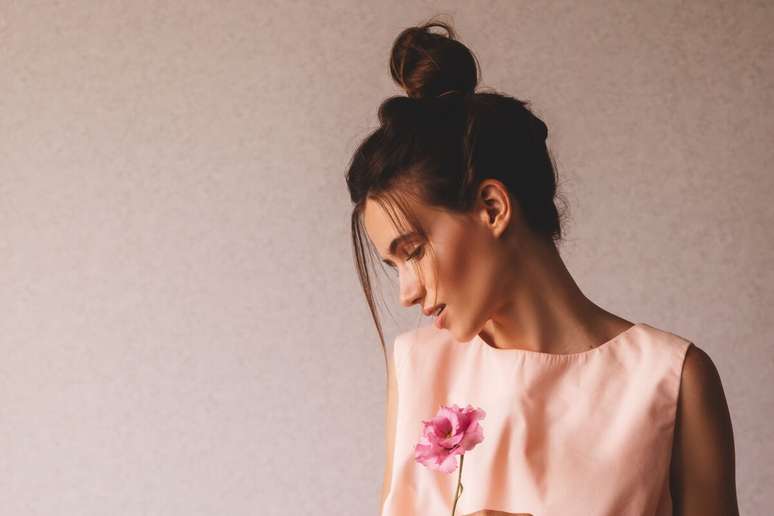 Com um coque preso no topo da cabe&ccedil;a, o penteado garante conforto durante longas horas e ganha leveza com mechas soltas que suavizam o visual 