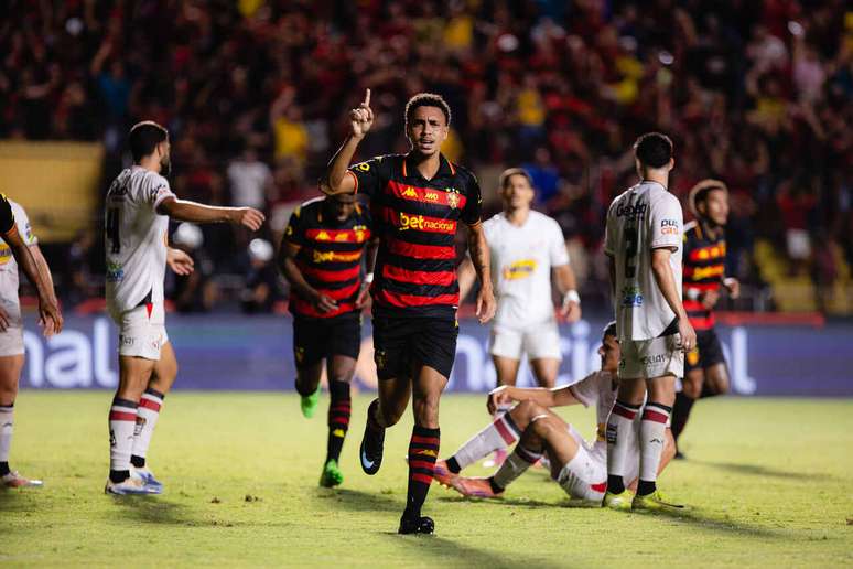 మార్సెలో అజుల్ అనాపోలిస్ (GO)కి వ్యతిరేకంగా క్రీడా వర్గీకరణలో తన లక్ష్యాన్ని జరుపుకున్నాడు -