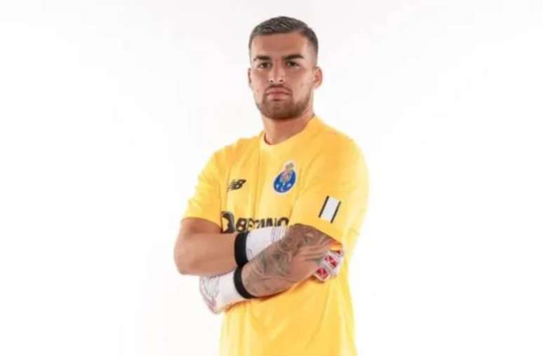 పోర్టో B జట్టు మ్యాచ్ సందర్భంగా ఆర్చర్ -