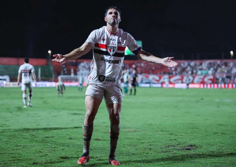 Calleri &eacute; o respons&aacute;vel pelo primeiro gol do S&atilde;o Paulo no Canind&eacute; hoje. 