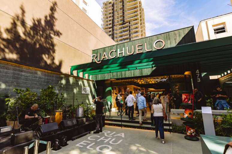Fachada da popup store da Riachuelo em S&atilde;o Paulo, inaugurada ap&oacute;s rebranding
