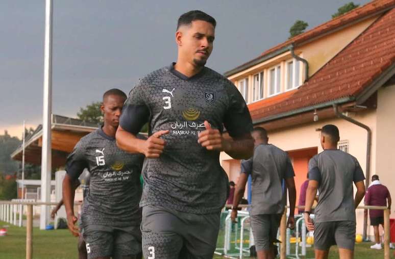 Lucas Ver&iacute;ssimo deixou o Catar para se apresentar no Santos &ndash;