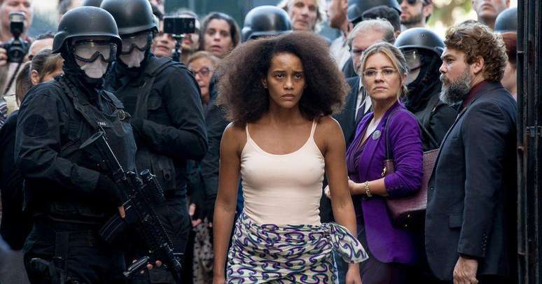 A atriz Ta&iacute;s Ara&uacute;jo em cena do filme Medida Provis&oacute;ria