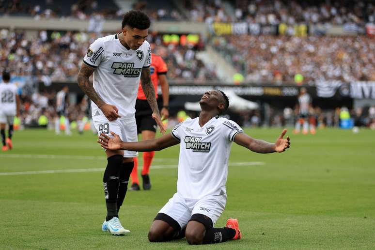 Luiz Henrique e Igor Jesus ap&oacute;s gol na final da Libertadores