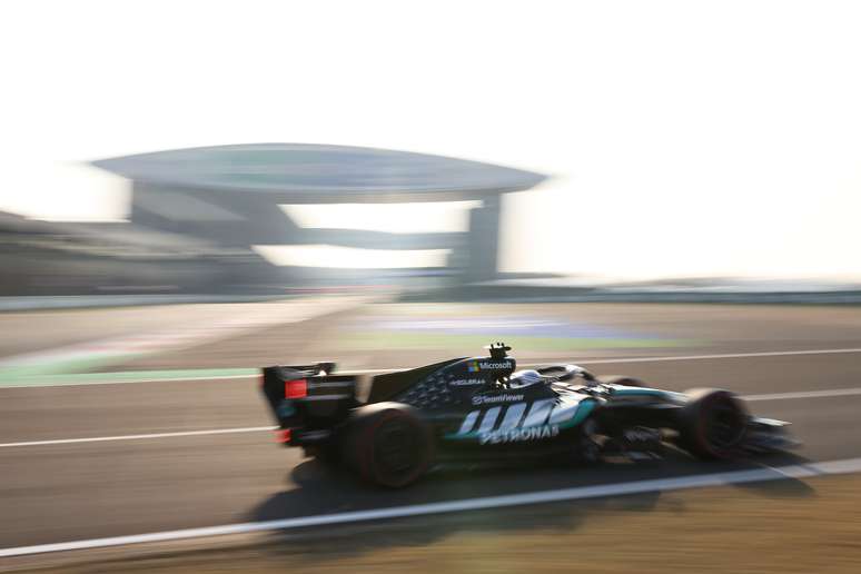 Mercedes voa baixo nas retas de Xangai e liga o alerta das equipes rivais