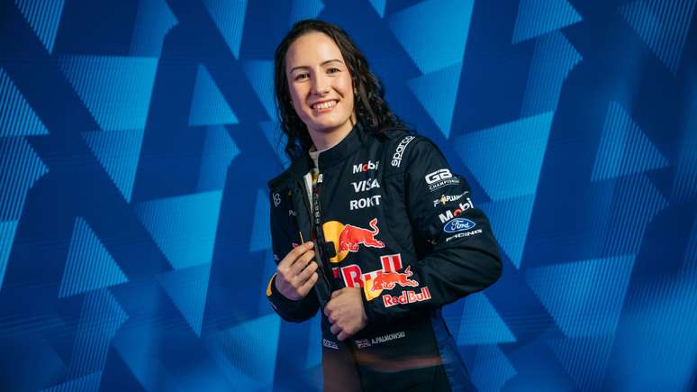 అలీషా పాల్మోవ్స్కీ ఈ సీజన్‌లో మొదటి పోల్‌ను గెలుచుకుంది 