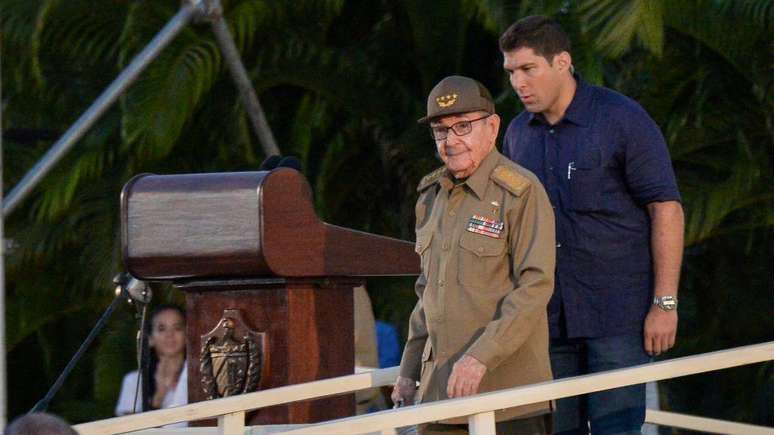 Seu nome n&atilde;o aparece na imprensa estatal, mas &eacute; comum ver Ra&uacute;l Guillermo em atos oficiais, ao lado do av&ocirc;