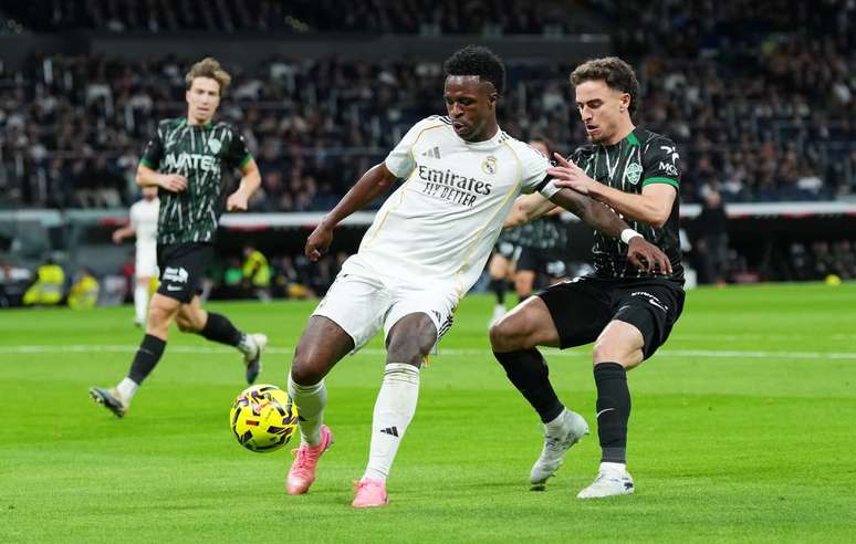 Vini Jr em a&ccedil;&atilde;o na vit&oacute;ria do Real Madrid sobre o Elche. Brasileiro vai bem. Mas passa em branco