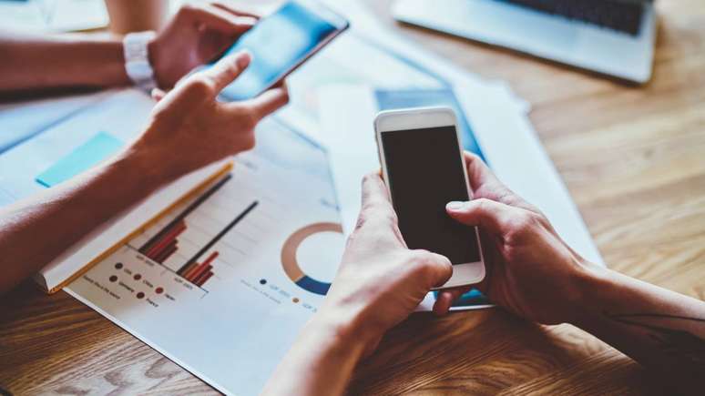 సోషల్ మీడియా వాడకంపై స్పష్టమైన పరిమితులను నిర్దేశించడం ఒక రకమైన భావోద్వేగ రక్షణగా పనిచేస్తుంది – depositphotos.com / GaudiLab