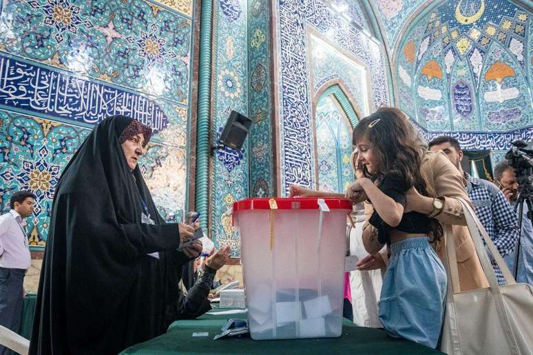 Iranianos podem votar em algumas elei&ccedil;&otilde;es, incluindo para presidente, mas processo &eacute; rigidamente controlado, com candidatos sendo avaliados pelo Conselho dos Guardi&otilde;es segundo crit&eacute;rios que incluem compromisso com Rep&uacute;blica Isl&acirc;mica