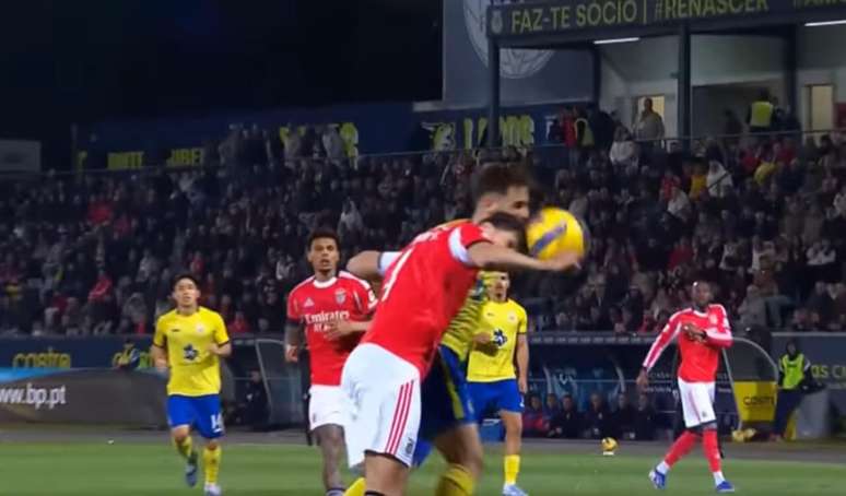 Benfica (de vermelho) n&atilde;o consegue sair do empate como Arouca.