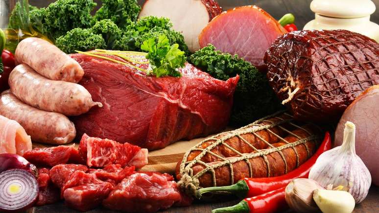 Os principais alimentos naturalmente ricos em vitamina B12 s&atilde;o de origem animal &ndash; depositphotos.com / monticello