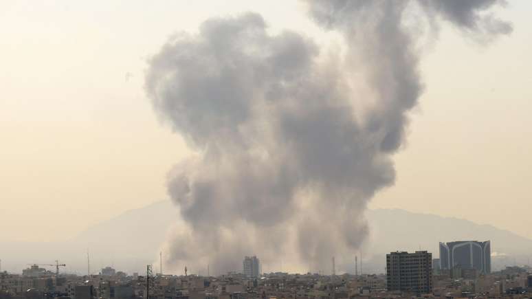 Ataques conjuntos dos Estados Unidos e de Israel t&ecirc;m mirado instala&ccedil;&otilde;es estrat&eacute;gicas e infraestrutura crucial dentro do Ir&atilde;