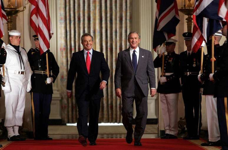 O primeiro-ministro brit&acirc;nico, Tony Blair, ao lado do presidente Bush