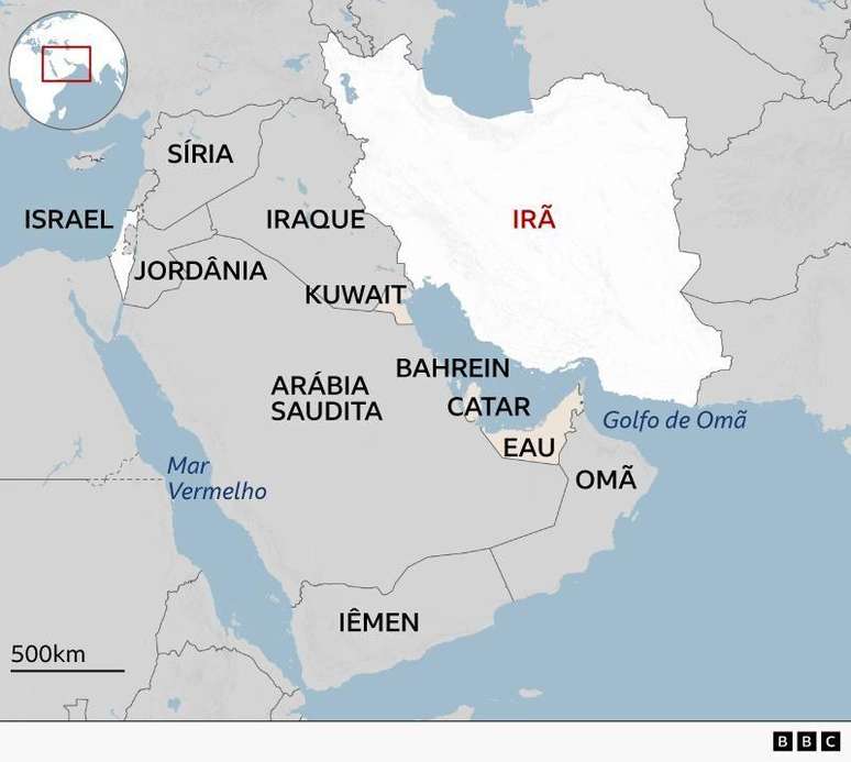Um mapa regional destacando o Ir&atilde; em branco com seu nome em vermelho. Os pa&iacute;ses vizinhos est&atilde;o identificados em cinza, incluindo o Iraque a oeste e outros pa&iacute;ses do Oriente M&eacute;dio, como S&iacute;ria, Jord&acirc;nia, Israel, Faixa de Gaza, Ar&aacute;bia Saudita, Catar, Emirados &Aacute;rabes Unidos e Om&atilde;. Corpos d'&aacute;gua como o Mar Vermelho e o Golfo de Om&atilde; est&atilde;o marcados em azul.