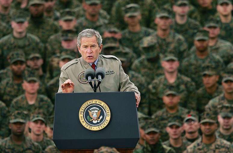 George W. Bush discursa para fuzileiros navais no 63&ordm; anivers&aacute;rio do ataque a Pearl Harbor