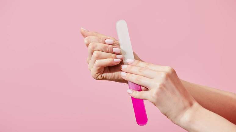 Usar luvas nas tarefas dom&eacute;sticas, hidratar as cut&iacute;culas e manter o corte regular ajudam a proteger as unhas no dia a dia &ndash; depositphotos.com / AntonMatyukha