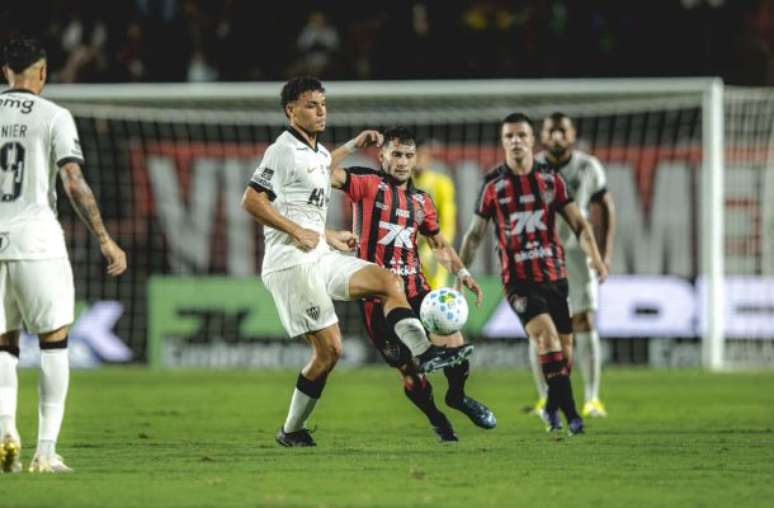 విటోరియా తన బలాన్ని చూపిస్తుంది మరియు రూస్టర్‌ను కొట్టింది.