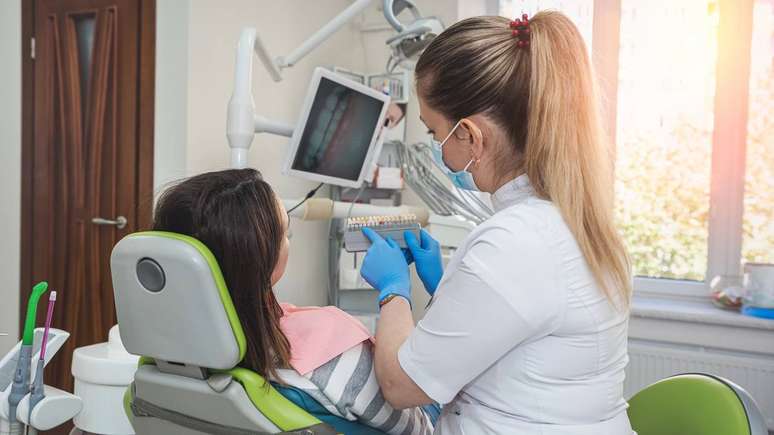 Alguns sinais podem levar profissionais de sa&uacute;de bucal a suspeitar de hiperdontia, como atraso prolongado para a troca dos dentes de leite, presen&ccedil;a de dentes muito pr&oacute;ximos uns dos outros, dentes em posi&ccedil;&atilde;o incomum ou incha&ccedil;o persistente na regi&atilde;o da mand&iacute;bula ou maxila &ndash; depositphotos.com / alfexe