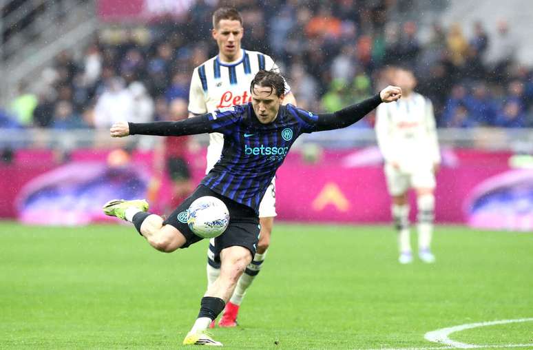 Zielinski, da Inter de Mil&atilde;o, finaliza contra a meta da Atalanta durante jogo no Giuseppe Meazza &ndash;