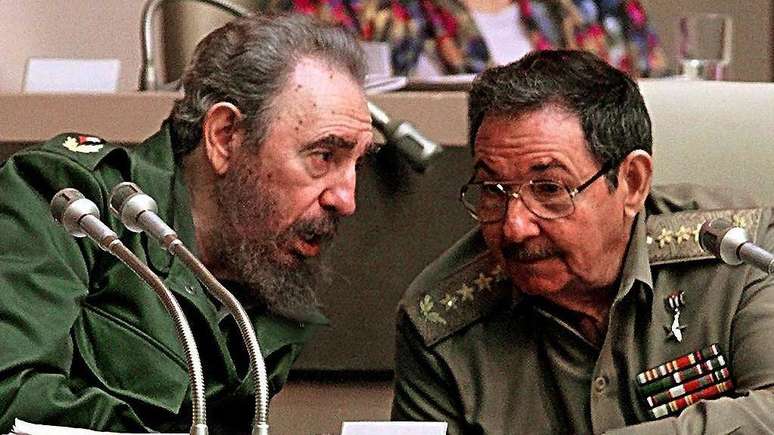 Diferentemente de Fidel Castro, seu irm&atilde;o Ra&uacute;l se caracterizou por manter uma vida familiar tradicional, com sua &uacute;nica esposa Vilma Esp&iacute;n (1930-2007). O casal teve quatro filhos