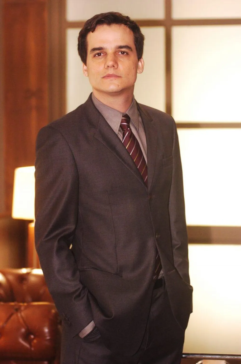 O ator Wagner Moura como Olavinho em cena da novela Para&iacute;so Tropical