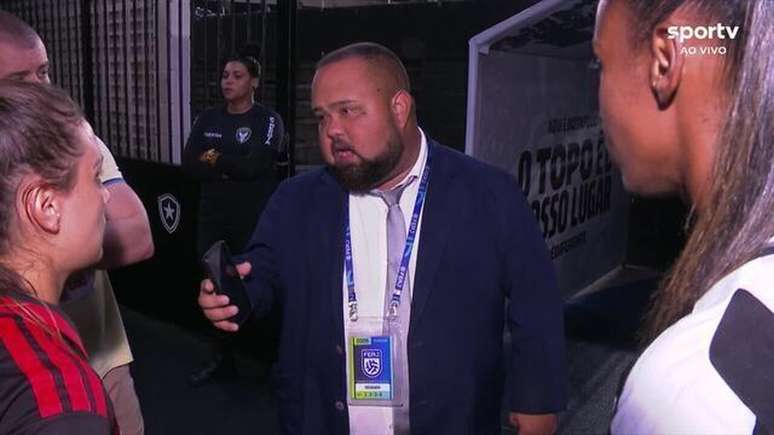 Jogadoras de Botafogo e Flamengo, prontas para entrar no campo, recebem a informa&ccedil;&atilde;o de que a equipe de arbitragem atrasou &ndash;