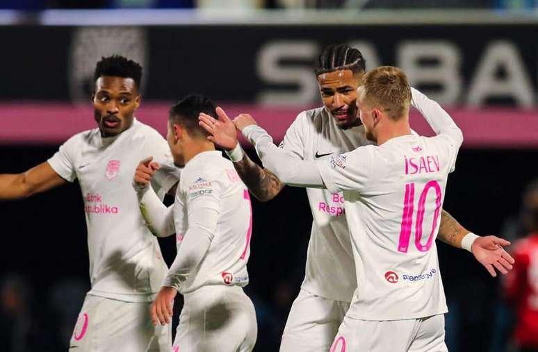 Zagueiro Nogueira recebe abra&ccedil;o de companheiro ap&oacute;s gol do Sabah &ndash;