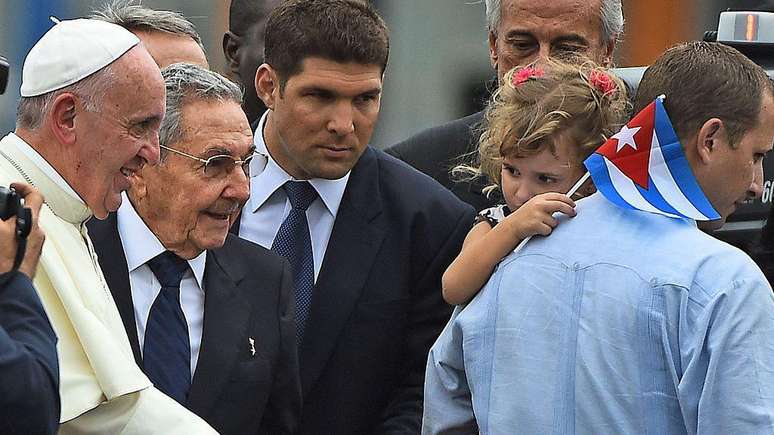 Ra&uacute;l Guillermo Castro acompanha seu av&ocirc;, Ra&uacute;l Castro, durante a visita do papa Francisco (1936-2025) a Cuba, em 2014