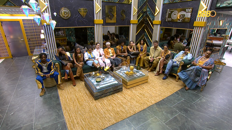 Ana Paula Renault de pijama enquanto outros brothers estavam vestidos para a festa