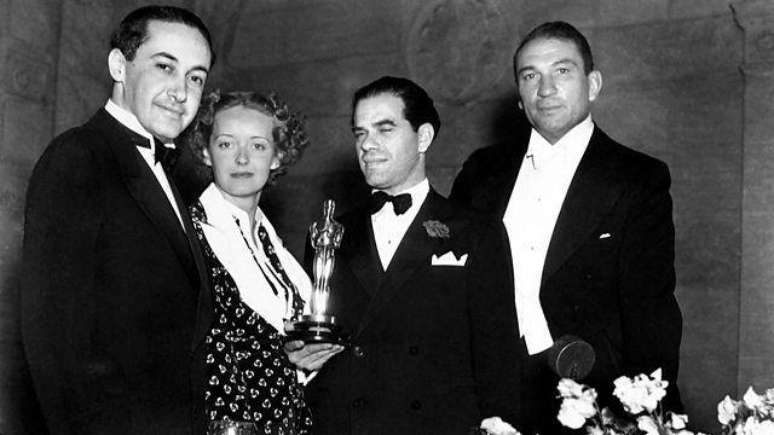 Bette Davis ganhou seu primeiro Oscar na casa dos 20 anos de idade em 1935, pelo filme Perigosa