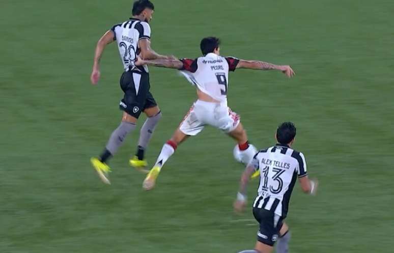 Barboza puxou camisa do atacante rubro-negro e impediu chance clara de gol, segundo Daronco.