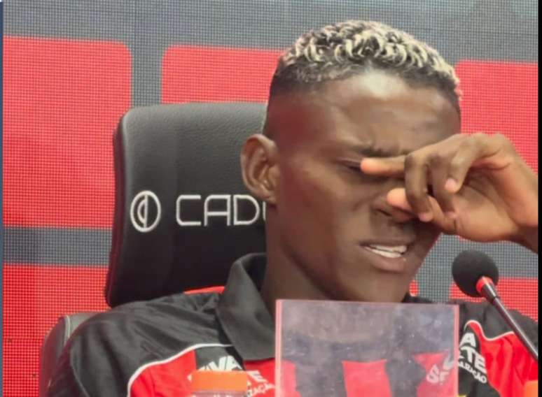 O atacante chorou de emo&ccedil;&atilde;o na coletiva de apresenta&ccedil;&atilde;o &ndash;