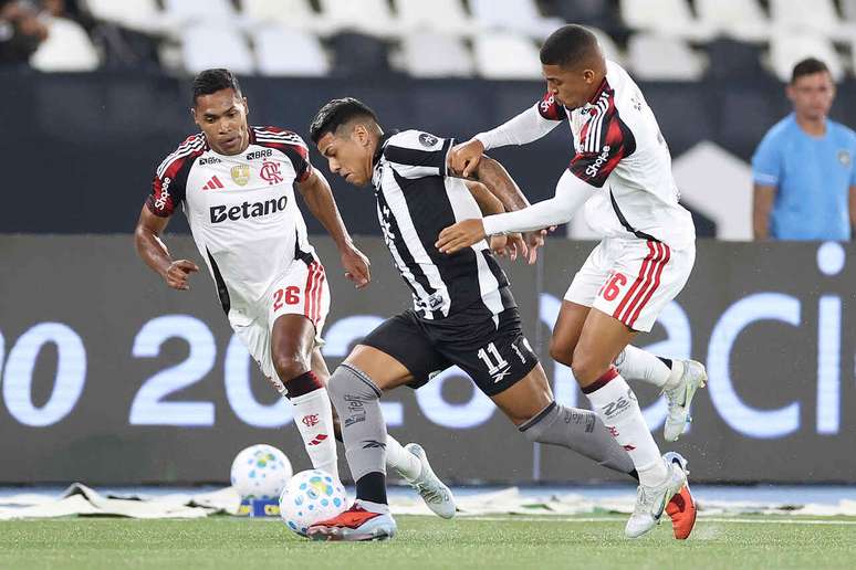 Matheus Martins tenta escapar da marca&ccedil;&atilde;o de Samuel Lino. Mas botafoguense n&atilde;o fez&nbsp; bom jogo, assim como quase todo time .