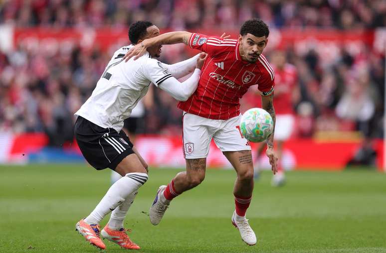 Gibbs-White (de vermelho) tenta levar o&nbsp; Nottingham Forest ao ataque e recebe a marca&ccedil;&atilde;o de Kenny Tete