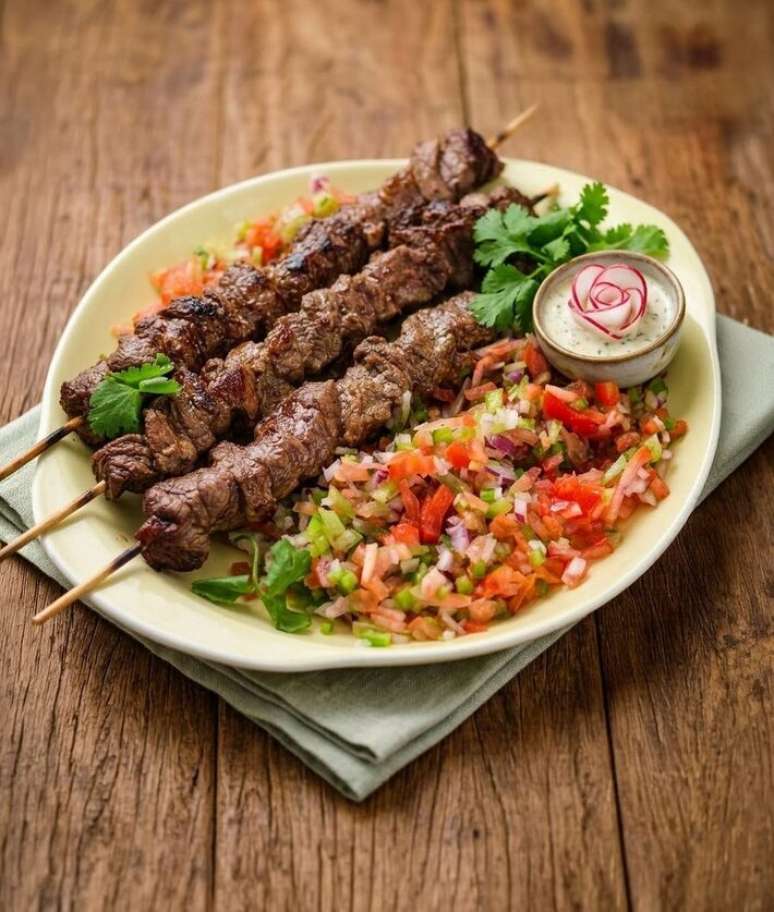 Espetinho de carne com vinagrete