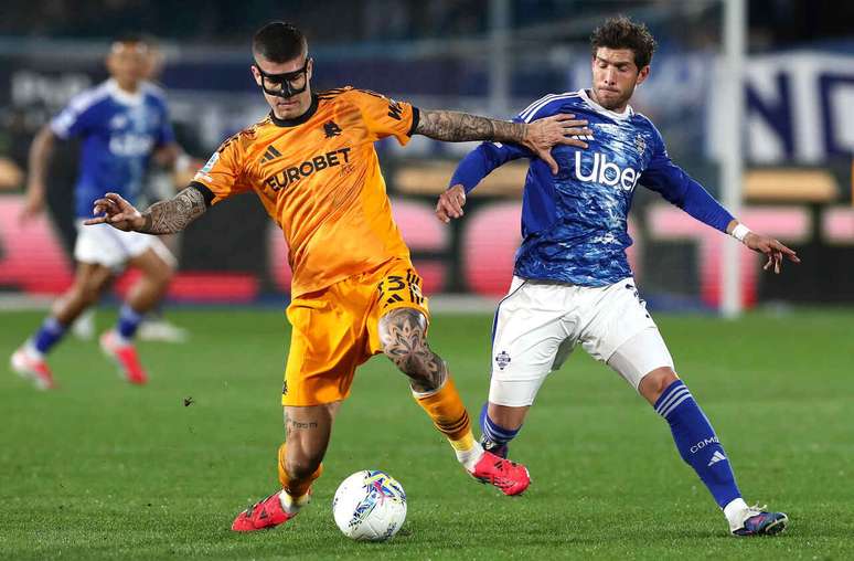 Gianluca Mancini, da Roma, disputa bola com Sergi Robertoof, do Como &ndash;